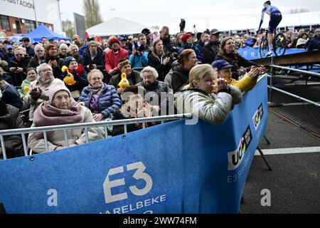 Harelbeke, Belgien. März 2024. Radsportfans werden am Freitag, den 22. März 2024, zu Beginn des eintägigen Radrennens „E3 Saxo Bank Classic“, 207 km von und nach Harelbeke, vorgestellt. BELGA FOTO DIRK WAEM Credit: Belga News Agency/Alamy Live News Stockfoto