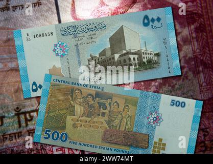 Eine Nahaufnahme der syrischen Pfund-Banknoten. Stockfoto