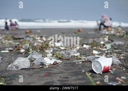 Landschaft des schmutzigen Parangkusumo Strandes in Yogyakarta, Indonesien während der Weihnachtszeit Stockfoto