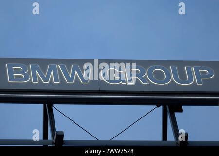 BMW GROUP Logo auf dem Gebäude des Autohauses – BMW ist ein deutscher multinationaler Automobilhersteller. Stockfoto