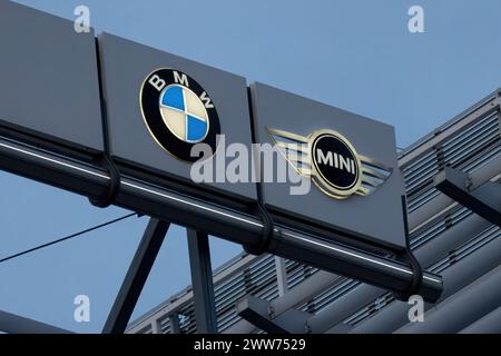 BMW und MINI-Logos auf dem Gebäude des Autohauses – BMW ist ein deutscher multinationaler Automobilhersteller. Stockfoto