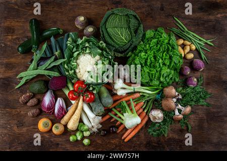 Platte mit frischem Gemüse, einschließlich altem Wurzelgemüse. Stockfoto