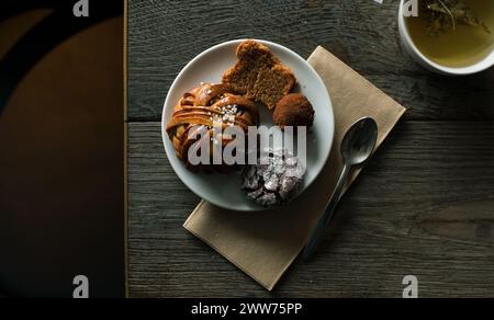 Schwedische Fika auf einem Teller mit einer Tasse Kräutertee in Stockholm Stockfoto