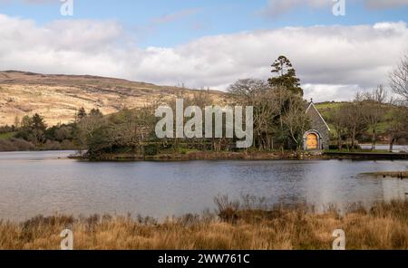 Kleine Kirche mitten in einem See Stockfoto