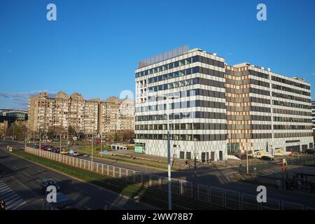 Belgrad Serbien 03.17.24 Rote Armee Boulevard in New Belgrad. Blick von Brücke zu Straße. Straßenbahnen und Autos fahren. Die Leute laufen entlang der Seitenwand Stockfoto
