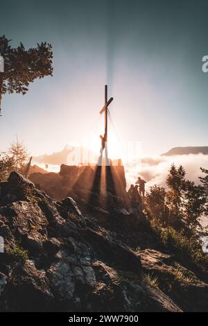 Wanderung auf den Großen Sonnstein im Gemeindegebiet von Ebensee am Traunsee am Westufer des Traunsees mit Blick auf Wolkendecke über dem Traunsee, das Tote Gebirge und Höllengebirge am 09.10.2021. // Wanderung zum Großen Sonnstein in der Gemeinde Ebensee am Traunsee am Westufer des Traunsees mit Blick auf die Wolkendecke über dem Traunsee, dem Toten Gebirge und dem Höllengebirge am 9. Oktober 2021. - 20211009 PD19104 Stockfoto