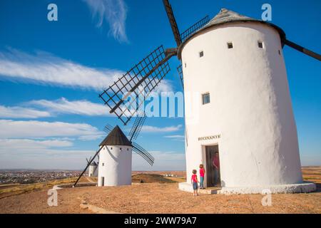 Windmühlen. Alcazar de San Juan, Provinz Ciudad Real, Castilla La Mancha, Spanien. Stockfoto