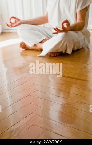 Mann, Yoga zu praktizieren, sitzen im Lotussitz. Stockfoto
