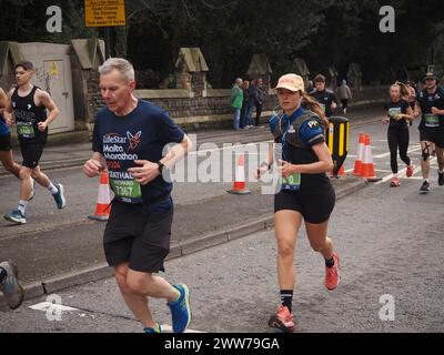 Läufer, die am Bath Half Marathon 2024 teilnahmen, einschließlich Teilnehmer, die ein Malta Marathon 2024 T-Shirt tragen. Stockfoto