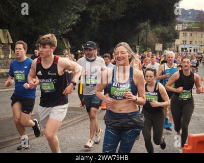 Läufer, die am Bath Half Marathon 2024 teilnahmen. Gruppenansicht. Stockfoto