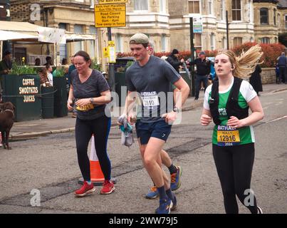 Läufer, die am Bath Half Marathon 2024 teilnehmen, einschließlich der Teilnehmer, die Spenden für die Macmillan Cancer Support sammeln Stockfoto