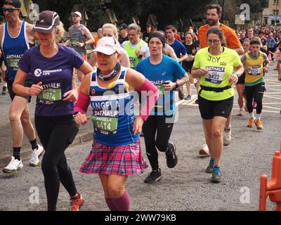 Läufer, die am Bath Half Marathon 2024 teilnehmen, einschließlich Teilnehmer, die Bath Rugby unterstützen Stockfoto