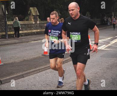 Läufer, die am Bath Half Marathon 2024 teilnehmen, einschließlich der Spenden für Dorothy House Hospice Care Stockfoto