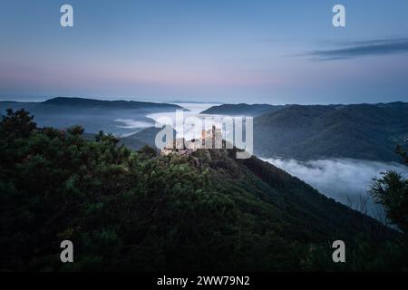 Sonnenaufgang bei der Burgruine Aggstein am rechten Ufer der Donau in der Wachau, Niederösterreich, Österreich am 13.09.2021. // Sonnenaufgang an der Burgruine Aggstein am rechten Donauufer in der Wachau, Niederösterreich, Österreich am 13. September 2021. - 20210913 PD17905 Credit: APA-defacto Datenbank und Contentmanagement GmbH/Alamy Live News Stockfoto