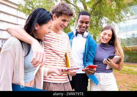 Schüler, die Spaß mit Mobiltelefonen haben, um Inhalte in sozialen Medien zu erstellen. Stockfoto