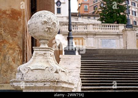 Spanische Treppe an der Piazza di Spagna und der Kirche Trinita dei Monti oben in Rom, Italien. Stockfoto