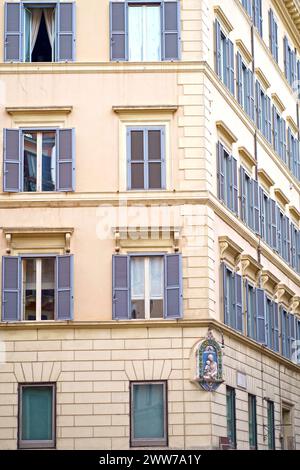 Fenster von Rom. Klassische alte Holzfenster mit blauen Fensterläden an einem öffentlichen Platz in einer Stadtstraße. Stockfoto