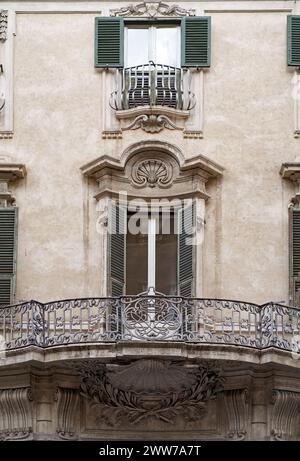 Fenster von Rom. Klassische alte Holzfenster mit Fensterläden an einem öffentlichen Platz in einer Stadtstraße. Stockfoto