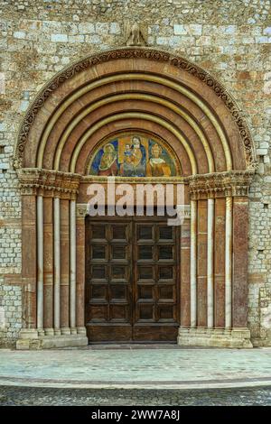 An der linken Wand der Basilika Santa Maria di Collemaggio befindet sich das monumentale Portal Porta Santa. L'Aquila, Abruzzen, Italien, Europa Stockfoto