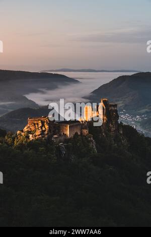 Sonnenaufgang bei der Burgruine Aggstein am rechten Ufer der Donau in der Wachau, Niederösterreich, Österreich am 13.09.2021. // Sonnenaufgang an der Burgruine Aggstein am rechten Donauufer in der Wachau, Niederösterreich, Österreich am 13. September 2021. - 20210913 PD17903 Stockfoto