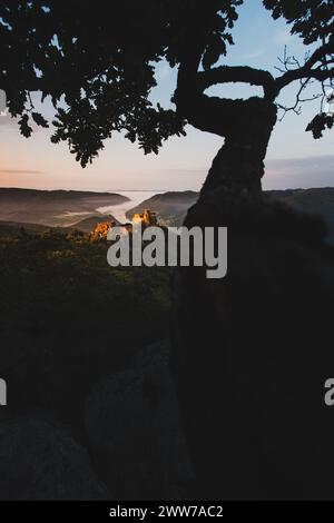 Sonnenaufgang bei der Burgruine Aggstein am rechten Ufer der Donau in der Wachau, Niederösterreich, Österreich am 13.09.2021. // Sonnenaufgang an der Burgruine Aggstein am rechten Donauufer in der Wachau, Niederösterreich, Österreich am 13. September 2021. - 20210913 PD17902 Stockfoto