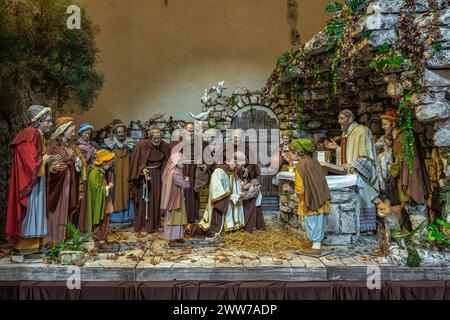 Darstellung der franziskanischen Krippe von Greccio in der Basilika San Bernardino. Werk des Krippengestalters Francesco Invidia. Stockfoto