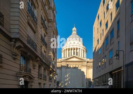 Die große Kuppel von Le Panthéon hebt sich von einer Pariser Straße aus von einem klaren Himmel ab. Stockfoto