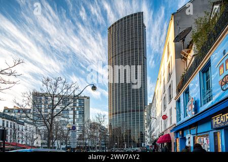 Der majestätische Wolkenkratzer Montparnasse steht vor einem Abendhimmel im belebten Paris. Stockfoto