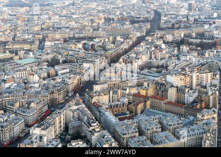 Mit Blick auf den belebten Boulevard Montparnasse, der sich durch das Stadtbild von Paris schlängelt. Stockfoto
