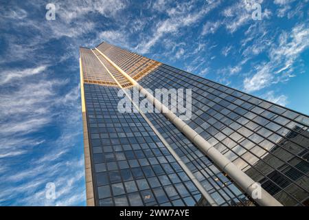 Blick auf den hoch aufragenden Montparnasse-Turm vor einem Hintergrund von schroffen Wolken. Stockfoto