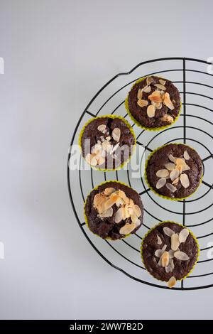 Eine Nahaufnahme hausgemachter Schokoladen-Muffins auf einem Kochregal Stockfoto