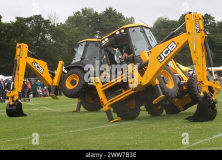 17/07/11 ...das JCB Display Team (JCB Dancing Diggers) zeigt ihre Routine beim Ashbourne Highland Meeting in Derbyshire... alle Rechte vorbehalten Stockfoto