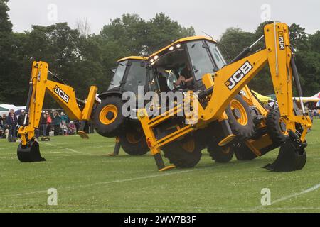 17/07/11 ...das JCB Display Team (JCB Dancing Diggers) zeigt ihre Routine beim Ashbourne Highland Meeting in Derbyshire... alle Rechte vorbehalten Stockfoto