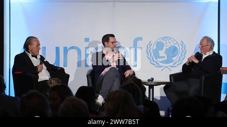 Charity-Talk Unterhaltung am Meer zugunsten von UNICEF v.l. Jürgen Hunke, Moderator Christopher Schefelmeier, Bernd Wehmeyer Timmendorfer Strand *** Charity Talk Unterhaltung am Meer in Unterstützung von UNICEF von links Jürgen Hunke, Moderator Christopher Schefelmeier, Bernd Wehmeyer Timmendorfer Strand Stockfoto
