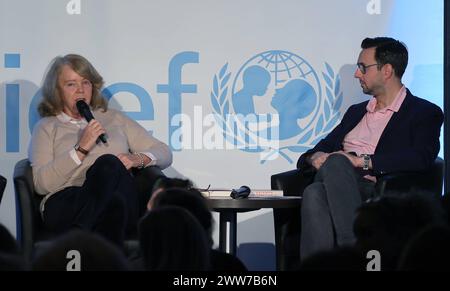 Charity-Talk Unterhaltung am Meer zugunsten von UNICEF Armgard Seegers-Karasek im gespraech mit Moderator Christopher Scheffelmeier Timmendorfer Strand *** Charity Talk Unterhaltung am Meer in Unterstützung von UNICEF Armgard Seegers Karasek im Gespräch mit Moderator Christopher Scheffelmeier Timmendorfer Strand Stockfoto