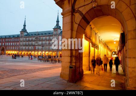 Hauptplatz, Casa de la Panaderia und Arkade, Nachtblick. Madrid, Spanien. Stockfoto