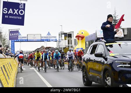 Harelbeke, Belgien. März 2024. Der Start des eintägigen Radrennens „E3 Saxo Bank Classic“, 207 km von und nach Harelbeke, Freitag, den 22. März 2024. BELGA FOTO DIRK WAEM Credit: Belga News Agency/Alamy Live News Stockfoto