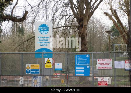 Chesham, Großbritannien. März 2024. Das Wasser der Themse leitet seit über 500 Stunden Abwasser in den Precious River Chess Kreidefluss in Chesham, Buckinghamshire, ab. Verunreinigtes Wasser fließt aus dem Abwasserwerk über einen Zaun und auf eine nahegelegene Straße. Ein nahegelegenes Farmerfeld, das als Weide genutzt wird, ist ebenfalls mit Überlauf aus den Chesham Abwasserbehandlungswerken überflutet. Die Kläranlage wird derzeit modernisiert, aber inzwischen wird Abwasser aus der Kläranlage in den Fluss Chess gepumpt. Paul Jennings, der Vorsitzende der River Chess Association, hat diese Woche gesagt, dass dies die Bedingungen erfüllt Stockfoto