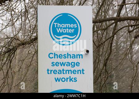 Chesham, Großbritannien. März 2024. Das Wasser der Themse leitet seit über 500 Stunden Abwasser in den Precious River Chess Kreidefluss in Chesham, Buckinghamshire, ab. Verunreinigtes Wasser fließt aus dem Abwasserwerk über einen Zaun und auf eine nahegelegene Straße. Ein nahegelegenes Farmerfeld, das als Weide genutzt wird, ist ebenfalls mit Überlauf aus den Chesham Abwasserbehandlungswerken überflutet. Die Kläranlage wird derzeit modernisiert, aber inzwischen wird Abwasser aus der Kläranlage in den Fluss Chess gepumpt. Paul Jennings, der Vorsitzende der River Chess Association, hat diese Woche gesagt, dass dies die Bedingungen erfüllt Stockfoto