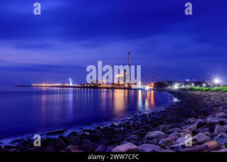 Ein denkmalgeschützter Blick am Herbstabend über den Strand in der Nähe von Tamsui Fisherman's Wharf im Norden Taiwans. Die Szene existiert nicht mehr. Stockfoto