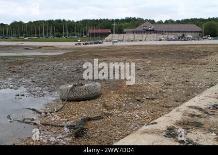 01/09/11 ..das Clubhaus ist jetzt weit vom Wasser entfernt.Mitglieder eines Segelclubs werden hoch und trocken gelassen, da das Wasser, das sie auf Tropfen segeln, weiter ist Stockfoto