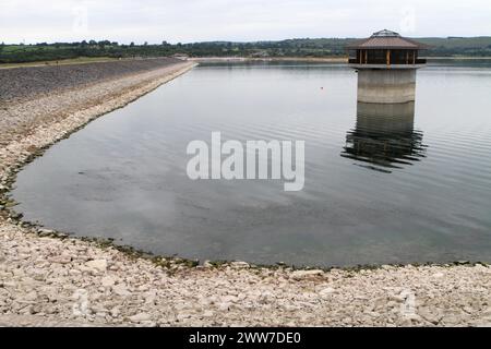 01/09/11 ..das Reservoir heute... Mitglieder eines Segelclubs werden hoch und trocken gelassen, da das Wasser, auf dem sie segeln, weiter weg von ihrem Club ho tropft Stockfoto