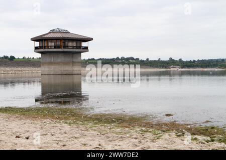 01/09/11 ..das Reservoir heute... Mitglieder eines Segelclubs werden hoch und trocken gelassen, da das Wasser, auf dem sie segeln, weiter weg von ihrem Club ho tropft Stockfoto