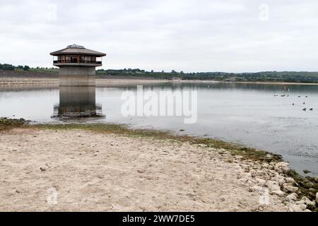 01/09/11 ..das Reservoir heute... Mitglieder eines Segelclubs werden hoch und trocken gelassen, da das Wasser, auf dem sie segeln, weiter weg von ihrem Club ho tropft Stockfoto