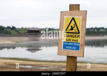 01/09/11 ..das Reservoir heute... Mitglieder eines Segelclubs werden hoch und trocken gelassen, da das Wasser, auf dem sie segeln, weiter weg von ihrem Club ho tropft Stockfoto