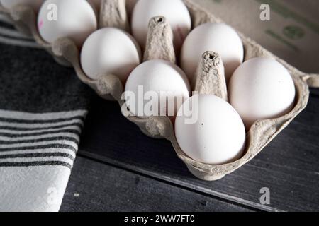 Augsburg, Bayern, Deutschland - 22. März 2024: Weiße Eier in einem Eierkarton. Hühnereier *** Weiße Eier in einem Eierkarton. Hühnereier Stockfoto