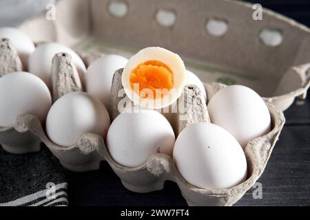 Augsburg, Bayern, Deutschland - 22. März 2024: Weiße Eier in einem Eierkarton. Hühnereier *** Weiße Eier in einem Eierkarton. Hühnereier Stockfoto