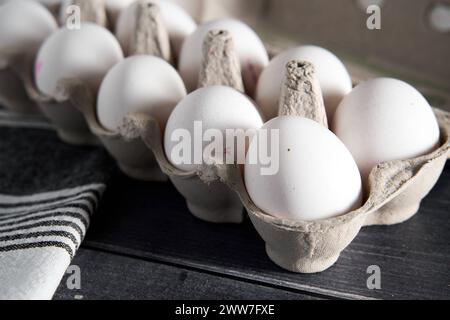 Augsburg, Bayern, Deutschland - 22. März 2024: Weiße Eier in einem Eierkarton. Hühnereier *** Weiße Eier in einem Eierkarton. Hühnereier Stockfoto