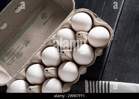 Augsburg, Bayern, Deutschland - 22. März 2024: Weiße Eier in einem Eierkarton. Hühnereier *** Weiße Eier in einem Eierkarton. Hühnereier Stockfoto