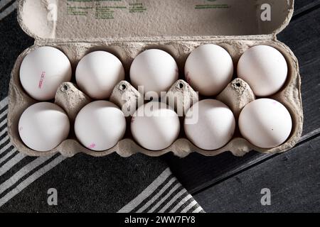 Augsburg, Bayern, Deutschland - 22. März 2024: Weiße Eier in einem Eierkarton. Hühnereier *** Weiße Eier in einem Eierkarton. Hühnereier Stockfoto